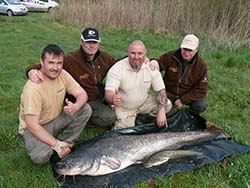 A második éjszakán ott folytatták, ahol abbahagyták és egy 47,8 kg tömegű példány mellé még kivarázsoltak egy 2,4 kg tömegűt is