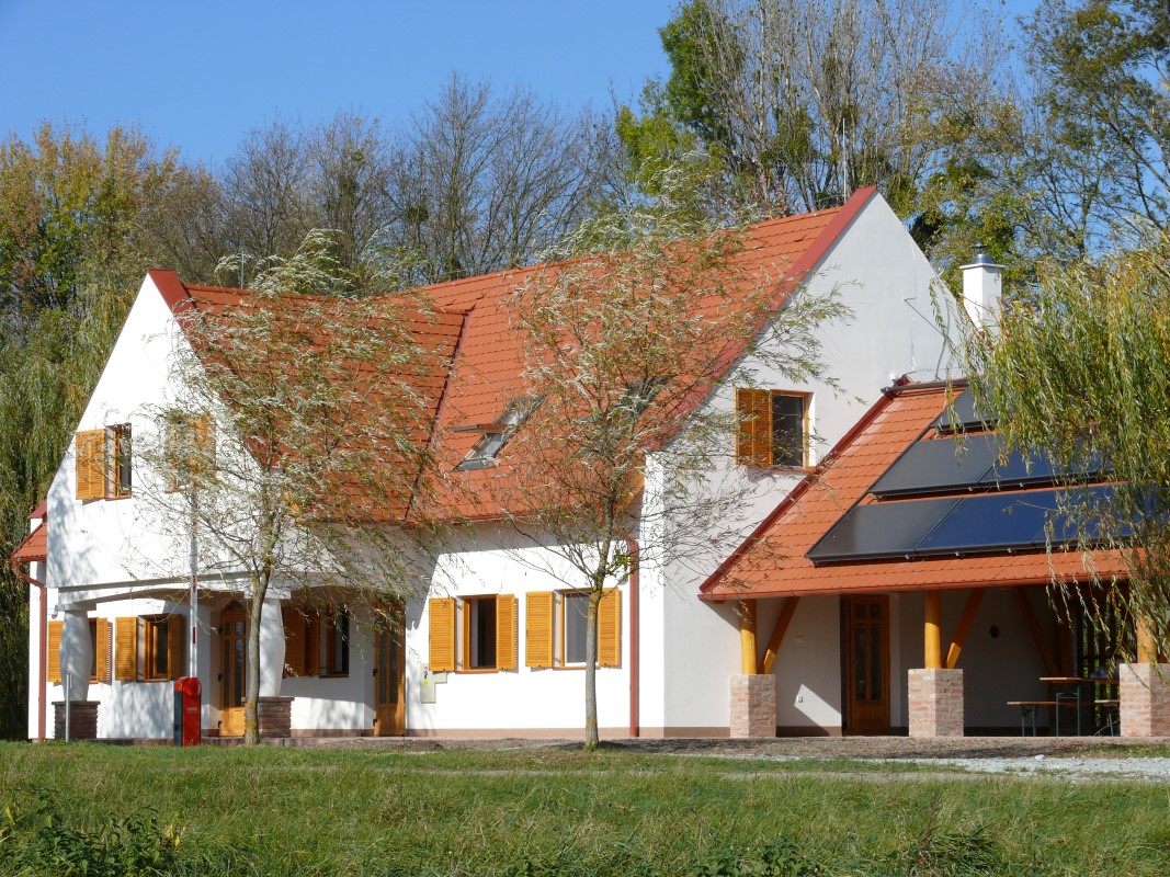 Horgászház nyugatról